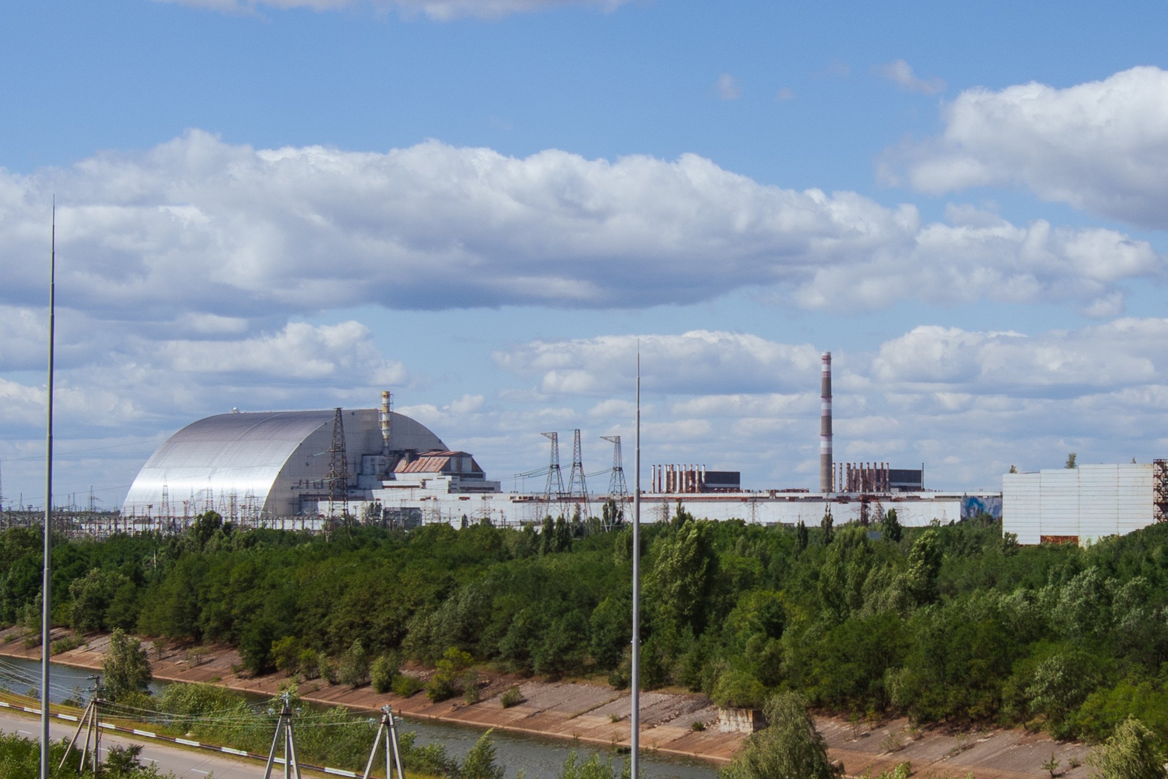 Černobylio arka – naujas apgaubas virš 1986 m. sprogusio Černobylio atominės elektrinės 4 bloko ir jam izoliuoti nuo aplinkos pastatyto sarkofago (Černobylio atominės elektrinės nuotrauka, šaltinis: https://www.facebook.com/ChornobylNPP/photos)